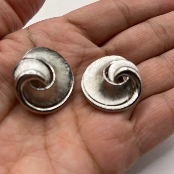 Crown Trifari Estate Silver Matte Silver Plated Clip On Earrings signed - Picture 8 of 10